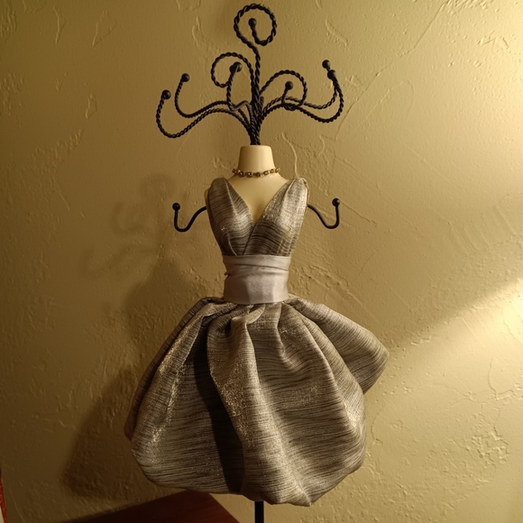 Mannequin Jewelry Stand - Picture 1 of 2